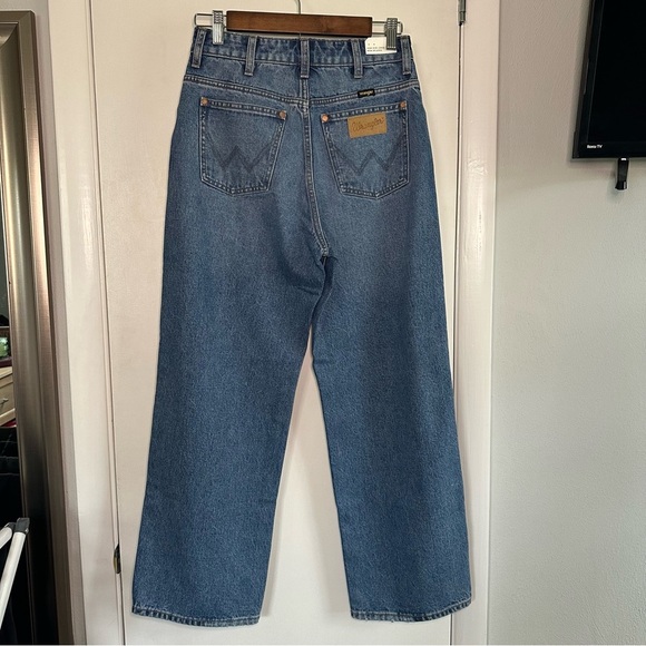 Wrangler Women’s High Rise Relaxed Mom Jeans. Medium Wash. Size 27. - Picture 10 of 12